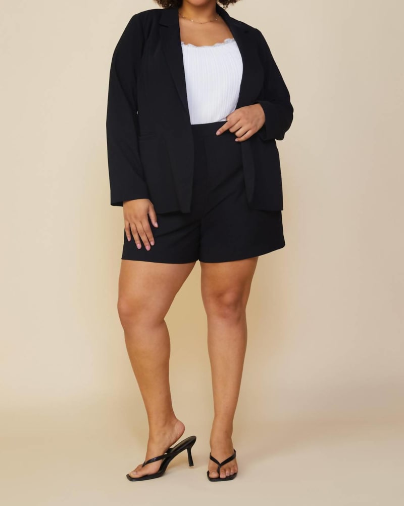 Front of a model wearing a size XXXL Plus Size Long Sleeve Open Blazer in Black in Black by Skies are Blue. | dia_product_style_image_id:326283